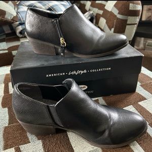 Woman Casual Ankle Zip Brief Boot. Like new only wore couple times